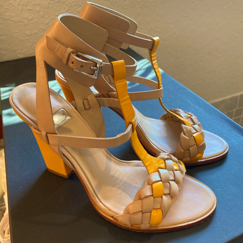 MARCIANO KELLY SANDALS
•Brand: Marciano